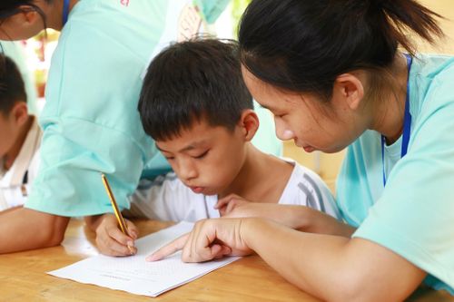 Học sinh THPT chuyên Hà Nội - Amsterdam dạy tiếng Anh thiện nguyện cho trẻ em tỉnh Hòa Bình