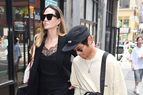 Pax Thiên hộ tống Angelina Jolie đi làm, ngoại hình tuổi 19 ngày càng nam tính