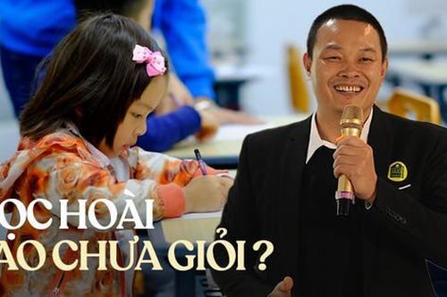 Con học trung tâm tiếng Anh mấy năm vẫn không giỏi giao tiếp, thầy giáo chỉ ra nguyên nhân