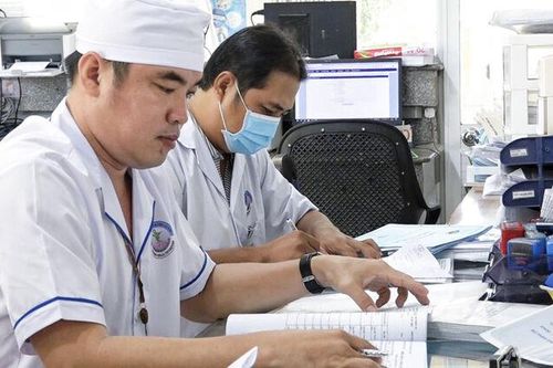 Điều dưỡng hết lòng vì sức khỏe người bệnh