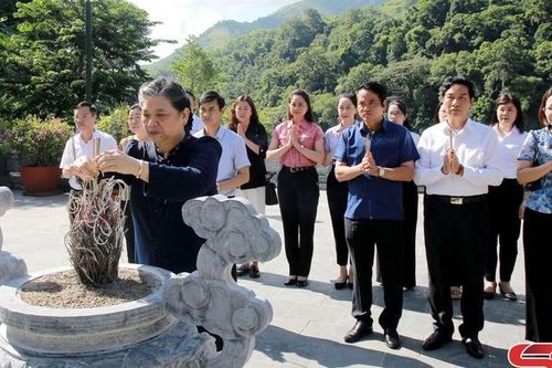 Nguyên Phó Chủ tịch Thường trực Quốc hội Tòng Thị Phóng tặng quà tại huyện Phù Yên