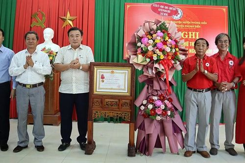 Hội Chữ thập đỏ huyện Phong Điền đón nhận Huân chương Lao động hạng Ba của Chủ tịch nước