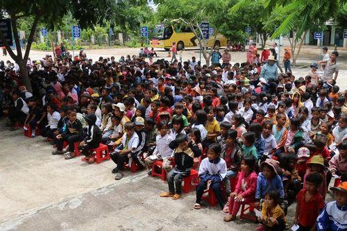 Ban Từ thiện thiền viện Vạn Hạnh trao quà cho học sinh dân tộc trường nội trú