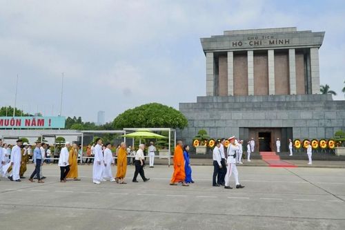 Đoàn đại biểu Ủy ban MTTQVN TP.HCM viếng Lăng Chủ tịch Hồ Chí Minh