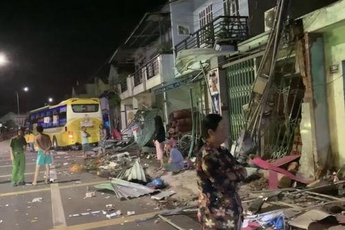 Xe khách giường nằm nghi mất lái tông vào nhiều nhà dân