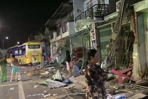 Xe khách tông vào 9 nhà dân và 1 ôtô con trong lề đường