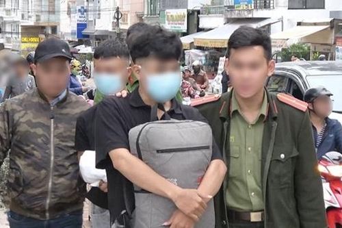 Hai thanh niên 'phát thuê' tờ rơi có nội dung khiêu dâm khắp các tỉnh phía Nam