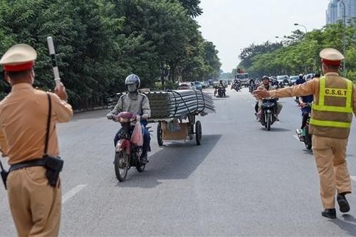 Cảnh sát 'giăng lưới' bắt xe cũ nát chở hàng cồng kềnh