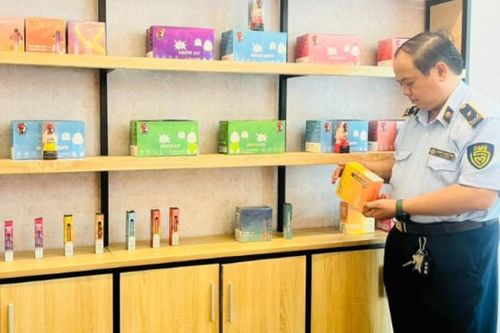 Thu giữ 317 sản phẩm thuốc lá điện tử và tinh dầu