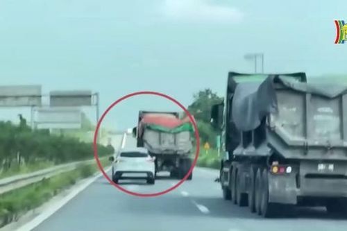 Hai xe tải chèn ép ô tô con trên cao tốc