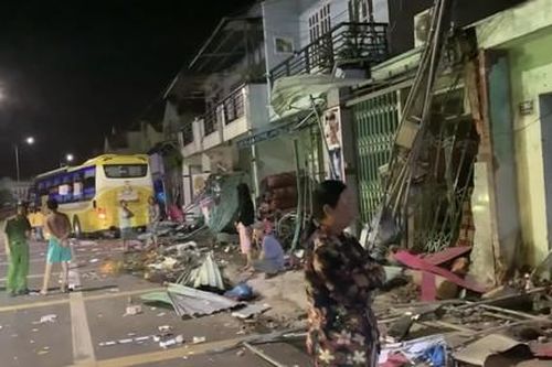 Xe khách giường nằm mất lái 'quét' sập mái hiên của 9 nhà dân