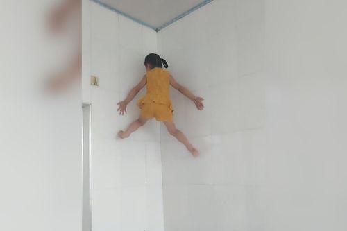 Bé gái 'người nhện' gây sửng sốt với màn leo tường bất chấp trọng lực