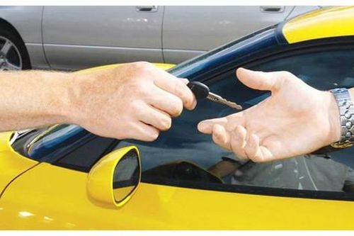 Thuê 3 xe ô tô tự lái rồi cầm cố lấy tiền tiêu xài