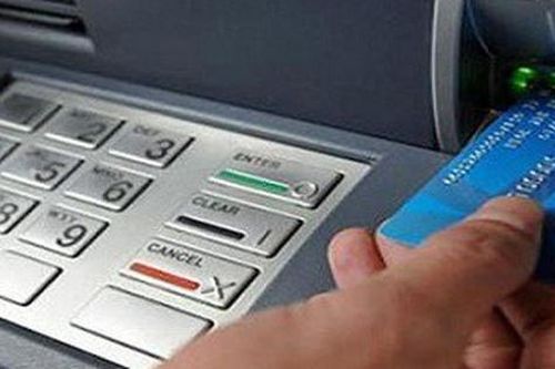 Sử dụng một thẻ ATM khách hàng phải chịu bao nhiêu loại phí?