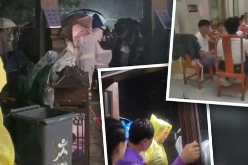 Mưa như trút nước, du khách choáng váng vì bị cửa hàng thu phí trú mưa 'đắt cắt cổ'