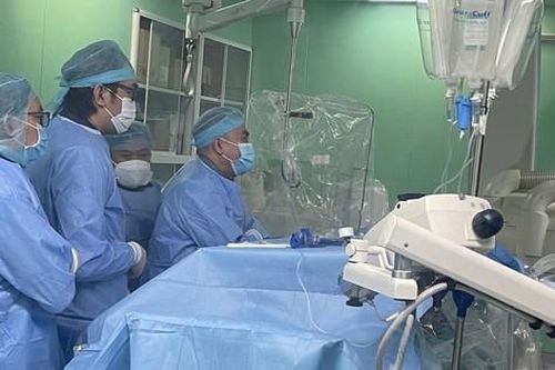 Báo động đỏ toàn viện cứu sống bệnh nhân ngừng tim, ngừng thở