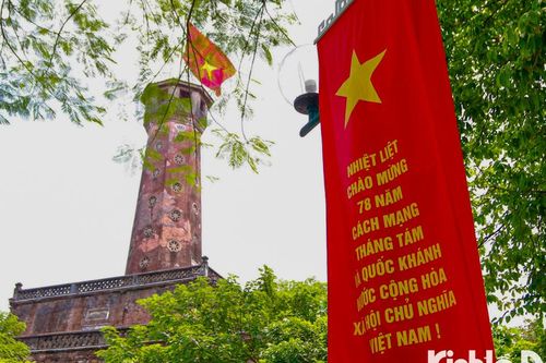 Đường phố Hà Nội rực rỡ cờ hoa