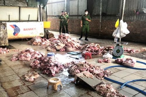 Phát hiện 1,2 tấn thịt lợn bốc mùi hôi thối tại một cơ sở ở Đồng Nai