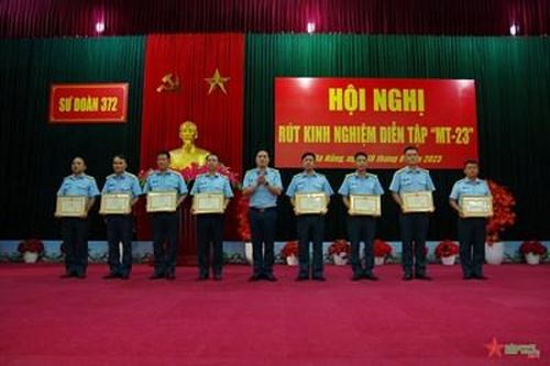 Sư đoàn 372 rút kinh nghiệm diễn tập chỉ huy tham mưu một bên, hai cấp trên bản đồ có một phần thực binh