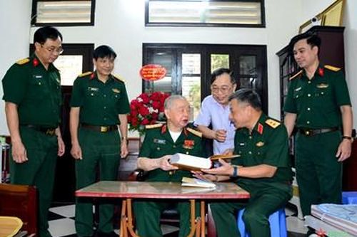 Trung tướng Lê Quang Minh thăm, chúc mừng sinh nhật lần thứ 101 của Đại tướng Nguyễn Quyết