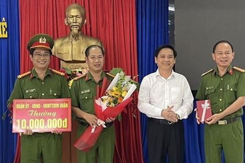 Khen thưởng đột xuất thành tích khám phá chuyên án trộm cắp xe máy liên tỉnh
