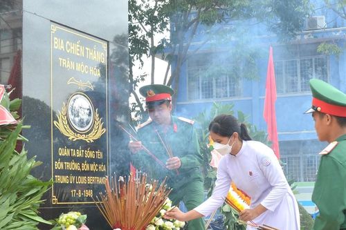 Dâng hương kỷ niệm 75 năm Chiến thắng trận Mộc Hóa