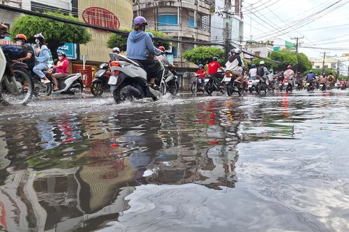 An Giang: Mưa kéo dài làm nhiều tuyến đường trung tâm TP Long Xuyên ngập nặng