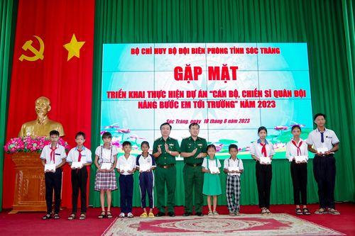 Trao kinh phí hơn 80 triệu đồng cho học sinh có hoàn cảnh khó khăn