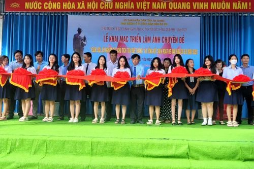 Giáo dục truyền thống thông qua triển lãm ảnh chuyên đề