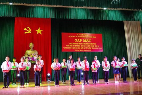 Tuyên dương học sinh tiêu biểu trong Chương trình 'Nâng bước em tới trường-Con nuôi đồn Biên phòng' năm học 2022-2023