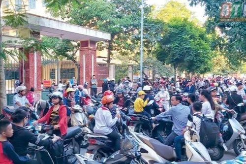 Lo mất an toàn giao thông trước cổng trường