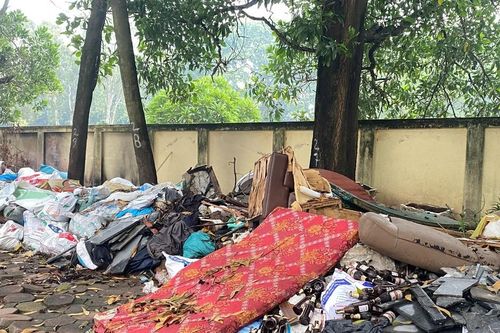 Rác thải 'ngập' vỉa hè đường Nguyễn Khuyến, quận Hà Đông (Hà Nội)