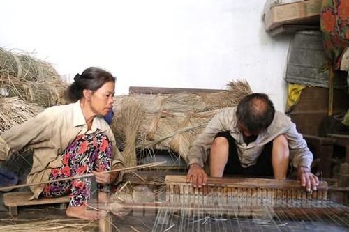 Đôi vợ chồng gần 40 năm thủy chung với nghề dệt chiếu cói thủ công