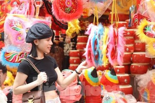 Rực rỡ sắc màu Trung thu sớm trên phố Hàng Mã