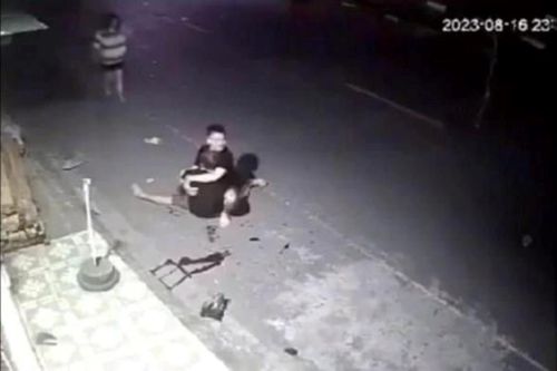Xe ô tô tông tử vong người đàn ông ngồi hóng mát trước nhà