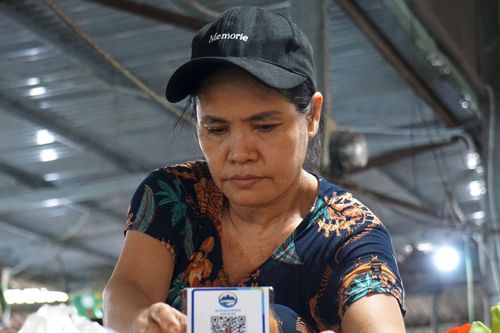 Chợ quê Đà Nẵng 4.0, bà nội trợ thích thú quét mã ting ting