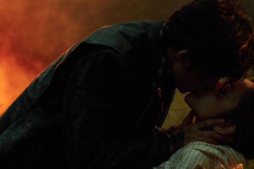 MV mới của Wren Evans gây sốt vì cảnh nóng với diễn viên Hoàng Hà 'Em và Trịnh'