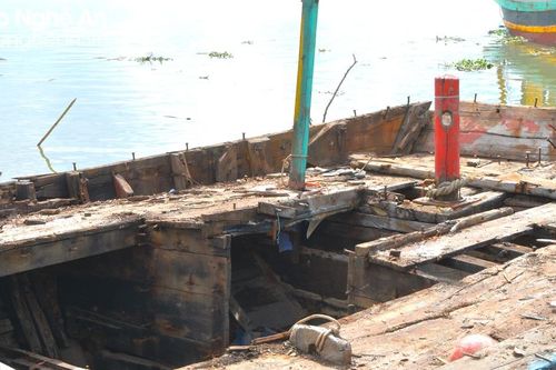 Nghề 'mổ' tàu thuyền cũ nát, bán phế liệu, phụ tùng ở Nghệ An