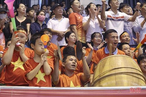 Cổ động viên 'cháy' hết mình tại Giải Bóng chuyền nam Công an Hà Tĩnh