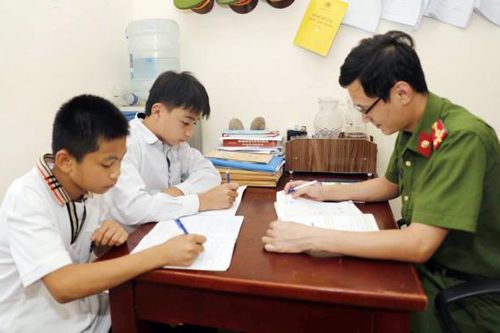Con nuôi của Công an xã