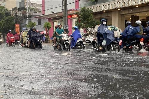 An Giang: Sau cơn mưa lớn, đường phố Long Xuyên biến thành 'sông'