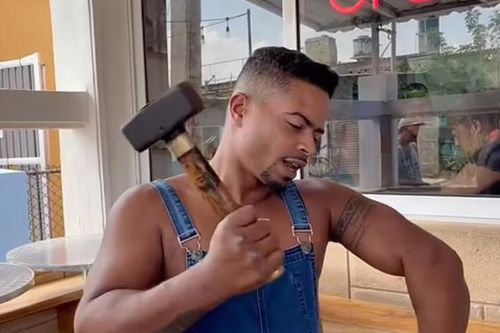 Lực sĩ Cuba tự đập 1.000 nhát búa lên tay mỗi ngày