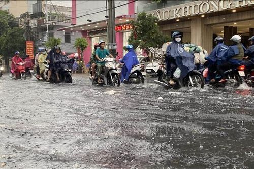 Đường phố Long Xuyên biến thành 'sông' sau cơn mưa lớn