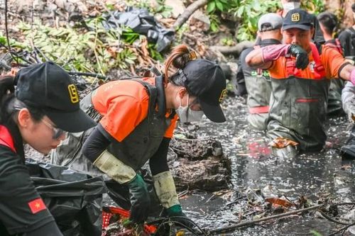 Kênh Al Jazeera ca ngợi công việc ý nghĩa của đội dọn rác trên kênh rạch TP.HCM