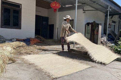 Cặp vợ chồng giữ lửa nghề dệt chiếu cói truyền thống ở xứ Nghệ