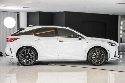 Lexus RX500h F Sport 2023 ra mắt, giá hơn 2,5 tỷ đồng