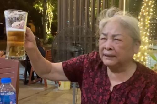 Cụ bà dạy các quý ông cách từ chối khi bị ép uống rượu 'gây sốt' mạng xã hội