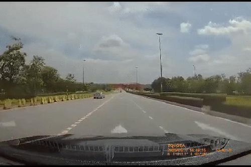 Video ghi lại khoảnh khắc máy bay Malaysia gặp nạn, danh tính nạn nhân được tiết lộ