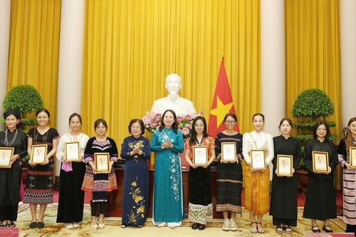 Tạo cơ hội học tập, theo đuổi ước mơ cho nữ sinh dân tộc thiểu số