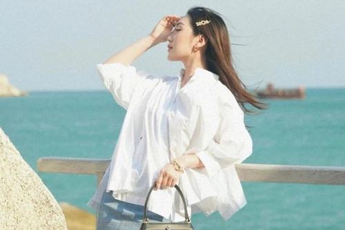 Mỹ nhân Việt cứ đi du lịch là thích diện đồ xanh trắng